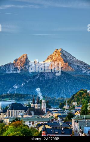 Mount Watzmann und die Stadt Berchtesgaden am frühen Morgen Stockfoto