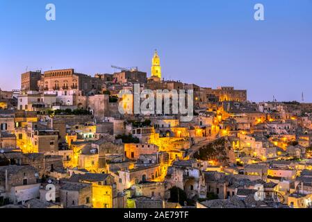 Die schöne Altstadt von Matera in Süditalien in der Abenddämmerung Stockfoto