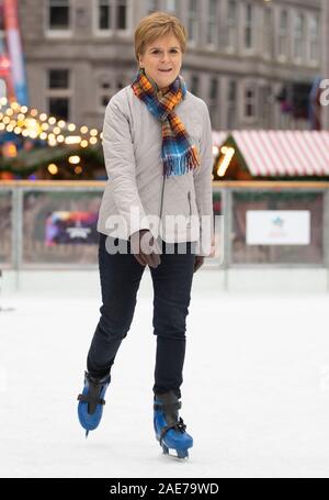 SNP-Chef Nicola Sturgeon Schlittschuhe bei einem Besuch der Aberdeen Weihnachtsmarkt in der Quad, Marischal College, an der allgemeinen Wahlkampagne Trail. Stockfoto