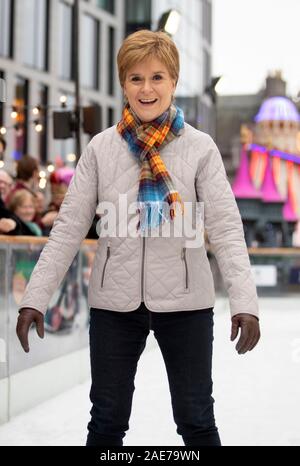 SNP-Chef Nicola Sturgeon Schlittschuhe bei einem Besuch der Aberdeen Weihnachtsmarkt in der Quad, Marischal College, an der allgemeinen Wahlkampagne Trail. Stockfoto