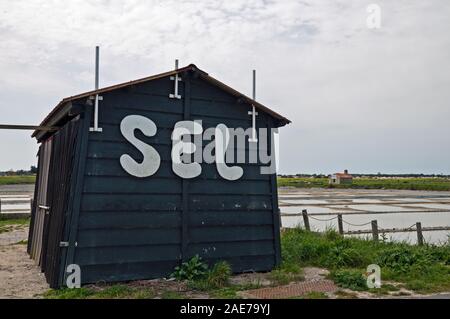 Holzhütte und Salzwiesen auf der Insel Noirmoutier, Vendee (85), Region Pays-de-la-Loire, Frankreich Stockfoto