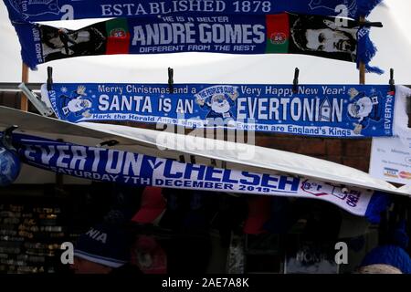 Goodison Park, Liverpool, Merseyside, UK. 7 Dez, 2019. Fußball der englischen Premier League, Everton gegen Chelsea; Schals auf den Verkauf außerhalb der Boden vor dem Spiel - Streng redaktionelle Verwendung. Keine Verwendung mit nicht autorisierten Audio-, Video-, Daten-, Spielpläne, Verein/liga Logos oder "live" Dienstleistungen. On-line-in-Match mit 120 Bildern beschränkt, kein Video-Emulation. Keine Verwendung in Wetten, Spiele oder einzelne Verein/Liga/player Publikationen Quelle: Aktion plus Sport/Alamy leben Nachrichten Stockfoto