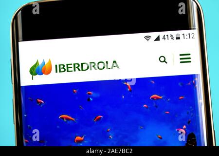 Berdyansk, Ukraine - August 1, 2019: Illustrative Editorial von Iberdrola Homepage. Iberdrola Logo sichtbar auf dem Bildschirm des Telefons. Stockfoto