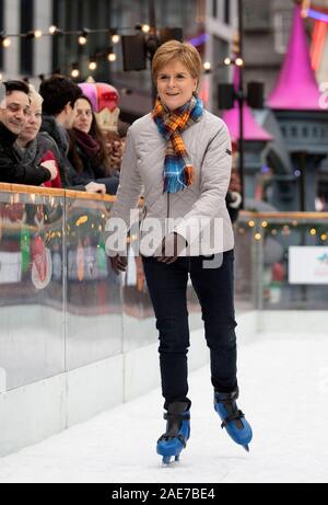 SNP-Chef Nicola Sturgeon Schlittschuhe bei einem Besuch der Aberdeen Weihnachtsmarkt in der Quad, Marischal College, an der allgemeinen Wahlkampagne Trail. Stockfoto