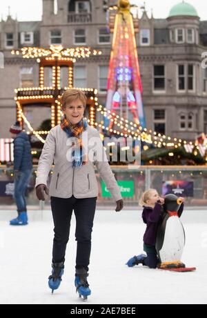 SNP-Chef Nicola Sturgeon Schlittschuhe bei einem Besuch der Aberdeen Weihnachtsmarkt in der Quad, Marischal College, an der allgemeinen Wahlkampagne Trail. Stockfoto