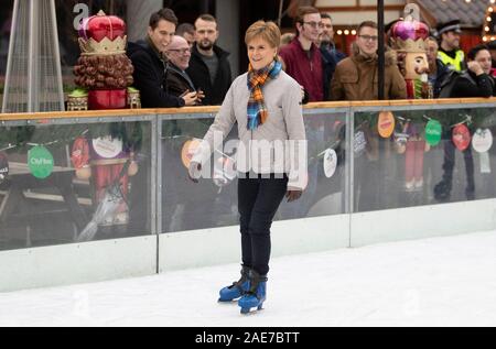 SNP-Chef Nicola Sturgeon Schlittschuhe bei einem Besuch der Aberdeen Weihnachtsmarkt in der Quad, Marischal College, an der allgemeinen Wahlkampagne Trail. PA-Foto. Bild Datum: Samstag, Dezember 7, 2019. Siehe PA Geschichte Politik Wahl Stör. Photo Credit: Jane Barlow/PA-Kabel Stockfoto