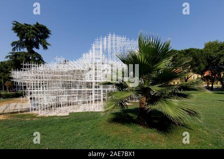 Tirana, Albanien, 8. Juli 2019: Installation kunst Objekt namens 'The Cloud' im Zentrum von Tirana. Von der renommierten japanischen Architekten Sou Fuji konzipiert Stockfoto