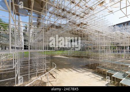 Tirana, Albanien, 8. Juli 2019: Installation kunst Objekt namens 'The Cloud' im Zentrum von Tirana. Von der renommierten japanischen Architekten Sou Fuji konzipiert Stockfoto