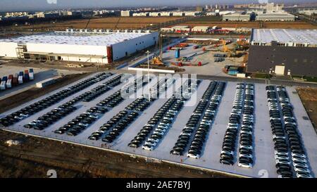 Luftaufnahme von neu gefertigten Tesla Modell 3 elektrische Autos auf dem Parkplatz an der Tesla Gigafactory 3 in Lingang, Shanghai, China am 7. Dezember t Stockfoto