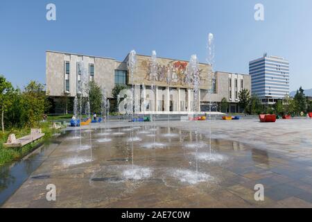 Tirana, Albanien, 8. Juli 2019: Wasser Brunnen vor dem Gebäude des Nationalen Museums der Geschichte im Zentrum der Stadt auf Skanderbeg Square in Ti Stockfoto