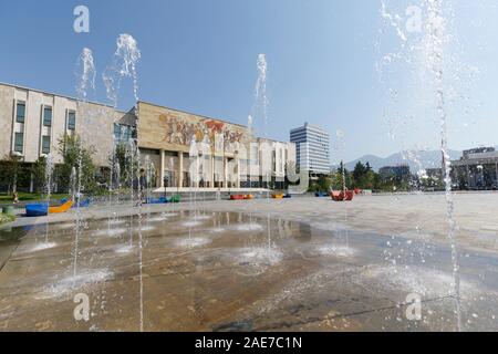 Tirana, Albanien, 8. Juli 2019: Wasser Brunnen vor dem Gebäude des Nationalen Museums der Geschichte im Zentrum der Stadt auf Skanderbeg Square in Ti Stockfoto