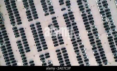 Luftaufnahme von neu gefertigten Tesla Modell 3 elektrische Autos auf dem Parkplatz an der Tesla Gigafactory 3 in Lingang, Shanghai, China am 7. Dezember t Stockfoto