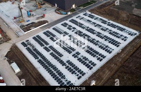 Luftaufnahme von neu gefertigten Tesla Modell 3 elektrische Autos auf dem Parkplatz an der Tesla Gigafactory 3 in Lingang, Shanghai, China am 7. Dezember t Stockfoto