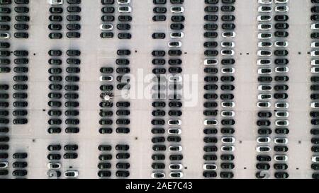 Luftaufnahme von neu gefertigten Tesla Modell 3 elektrische Autos auf dem Parkplatz an der Tesla Gigafactory 3 in Lingang, Shanghai, China am 7. Dezember t Stockfoto