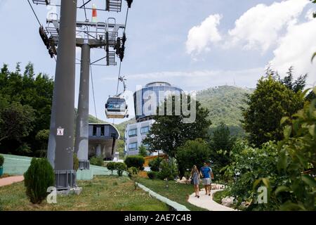 Tirana, Albanien, 8. Juli 2019: Bergstation der Dajti Express (oder dajti Ekspres). Dajti Express Seilbahnen Station, der längsten Seilbahn auf dem Balkan Stockfoto