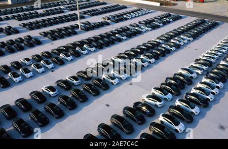 Luftaufnahme von neu gefertigten Tesla Modell 3 elektrische Autos auf dem Parkplatz an der Tesla Gigafactory 3 in Lingang, Shanghai, China am 7. Dezember t Stockfoto