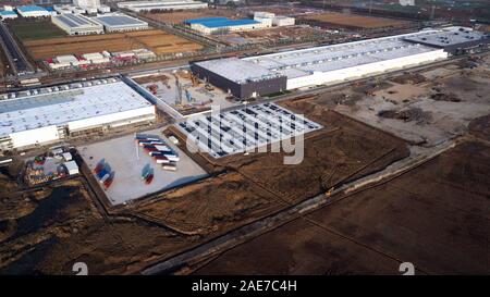 Luftaufnahme von neu gefertigten Tesla Modell 3 elektrische Autos auf dem Parkplatz an der Tesla Gigafactory 3 in Lingang, Shanghai, China am 7. Dezember t Stockfoto