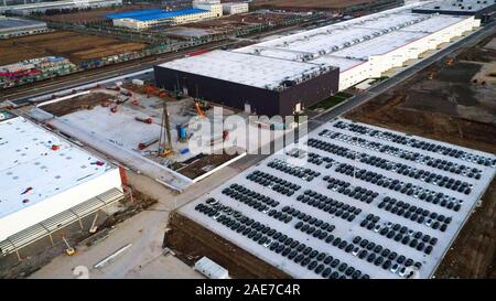 Luftaufnahme von neu gefertigten Tesla Modell 3 elektrische Autos auf dem Parkplatz an der Tesla Gigafactory 3 in Lingang, Shanghai, China am 7. Dezember t Stockfoto