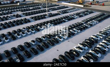 Luftaufnahme von neu gefertigten Tesla Modell 3 elektrische Autos auf dem Parkplatz an der Tesla Gigafactory 3 in Lingang, Shanghai, China am 7. Dezember t Stockfoto