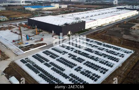 Luftaufnahme von neu gefertigten Tesla Modell 3 elektrische Autos auf dem Parkplatz an der Tesla Gigafactory 3 in Lingang, Shanghai, China am 7. Dezember t Stockfoto