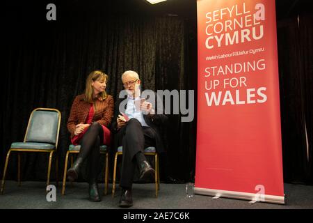 Barry, Wales, UK. 7. Dezember 2019. Der Führer der Jeremy Corbyn sitzt mit lokalen Arbeitsmarkt Kandidat Belinda Loveluck-Edwards während einer allgemeinen Wahl Rally bei Barry Island Sports und Social Club. Credit: Mark Hawkins/Alamy leben Nachrichten Stockfoto