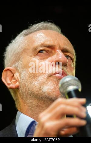 Barry, Wales, UK. 7. Dezember 2019. Der Führer der Jeremy Corbyn spricht während einer allgemeinen Wahl Rally bei Barry Island Sports und Social Club. Credit: Mark Hawkins/Alamy leben Nachrichten Stockfoto