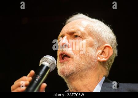 Barry, Wales, UK. 7. Dezember 2019. Der Führer der Jeremy Corbyn spricht während einer allgemeinen Wahl Rally bei Barry Island Sports und Social Club. Credit: Mark Hawkins/Alamy leben Nachrichten Stockfoto