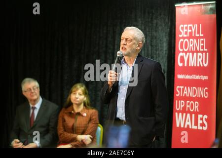 Barry, Wales, UK. 7. Dezember 2019. Der Führer der Jeremy Corbyn spricht während einer allgemeinen Wahl Rally bei Barry Island Sports und Social Club. Credit: Mark Hawkins/Alamy leben Nachrichten Stockfoto