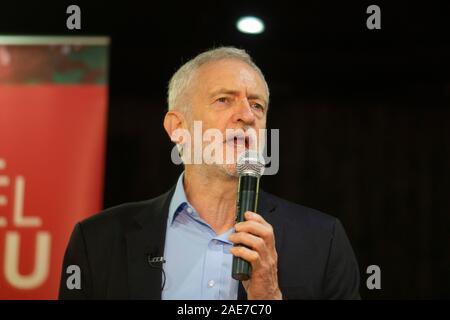 Barry, Wales, UK. 7. Dezember 2019. Der Führer der Jeremy Corbyn spricht während einer allgemeinen Wahl Rally bei Barry Island Sports und Social Club. Credit: Mark Hawkins/Alamy leben Nachrichten Stockfoto