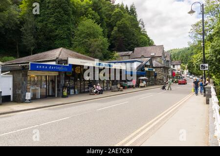 Betws-y-Coed Hauptstraße mit dem Anna Davies Craft Shop im Norden von Wales Stockfoto