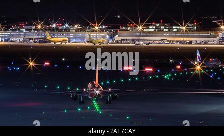 Ein Flugzeug auf der Landebahn am Flughafen Stuttgart, Deutschland. Stockfoto