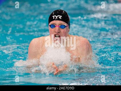 Großbritanniens Max Litchfield in der Männer 100 m Individuelle Medley, bei Tag drei der Europäischen kurzen Kurs Schwimmen Meisterschaften in Tollcross International Swimming Centre, Glasgow konkurrieren. Stockfoto