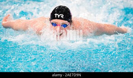 Großbritanniens Max Litchfield in der Männer 100 m Individuelle Medley, bei Tag drei der Europäischen kurzen Kurs Schwimmen Meisterschaften in Tollcross International Swimming Centre, Glasgow konkurrieren. Stockfoto