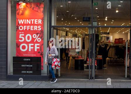 Neue Winter bietet 50% Rabatt; Fenster anzuzeigen, Chapel Street Southport, Großbritannien Stockfoto