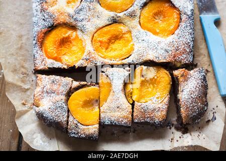 Cheesecake Brownies mit Aprikosen und Puderzucker Stockfoto