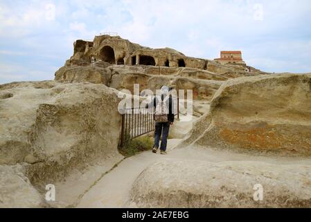 Menschen, die in der antiken Uplistsikhe Cave City auf der felsigen Massiv von shida Kartli Region in Georgien Stockfoto