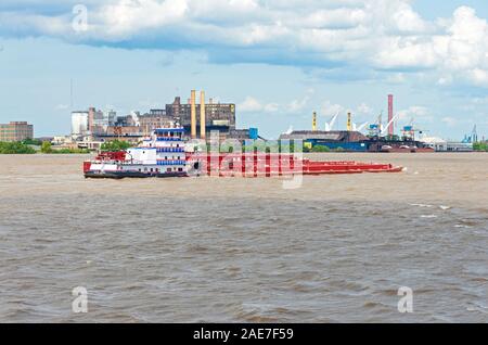 NEW ORLEANS, LA, USA - 14. JUNI 2019: Speyrer drücken Lastkahn auf Mississippi River in der Nähe der Raffinerie- und Saint Bernard Port. Stockfoto