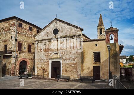 Stein, mittelalterliche Kirche mit Glockenturm im Dorf Magliano in Toscana, Italien Stockfoto