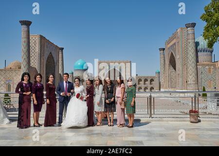 Hochzeit vor der berühmten Registan Platz, Samarkand, Usbekistan, in Zentralasien posing Stockfoto