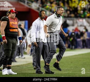 Dez 06 2019 Santa Clara, CA USA Oregon Ducks Head Coach Marico Cristobal reagiert auf einen ref Anruf während der NCAA Pac 12 Fußball-Spiel zwischen Oregon Enten und die Utah Utes 37-15 gewinnen bei Levi Stadion Santa Clara, Calif. Thurman James/CSM Stockfoto