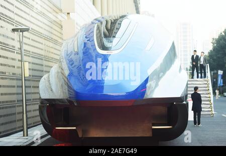 Besucher sehen die 600 km/h schnelle Magnetschwebebahn von Crrc auf dem Display während einer Ausstellung in Hangzhou City, East China Zhejiang Provinz am Dezember Stockfoto