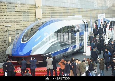 Besucher sehen die 600 km/h schnelle Magnetschwebebahn von Crrc auf dem Display während einer Ausstellung in Hangzhou City, East China Zhejiang Provinz am Dezember Stockfoto