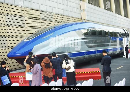 Besucher sehen die 600 km/h schnelle Magnetschwebebahn von Crrc auf dem Display während einer Ausstellung in Hangzhou City, East China Zhejiang Provinz am Dezember Stockfoto