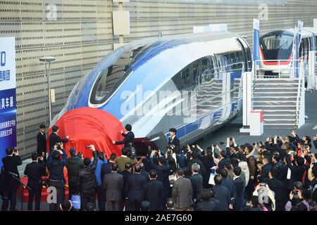 Besucher sehen die 600 km/h schnelle Magnetschwebebahn von Crrc auf dem Display während einer Ausstellung in Hangzhou City, East China Zhejiang Provinz am Dezember Stockfoto