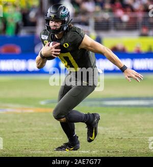 Dez 06 2019 Santa Clara, CA USA Oregon Enten Quarterback Justin Herbert (10) läuft mit dem Ball für einen kurzen Gewinn während der NCAA Pac 12 Fußball-Spiel zwischen Oregon Enten und die Utah Utes 37-15 gewinnen bei Levi Stadion Santa Clara, Calif. Thurman James/CSM Stockfoto