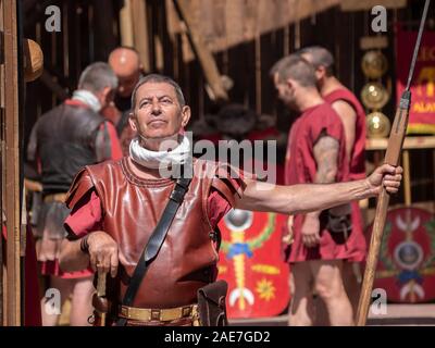 In Merida, Spanien - Juni 09, 2019 Emerita Ludica, historische Nachbildung eines römischen Armee Camp. Das Bild zeigt die Wache des Lagers Tor. Stockfoto