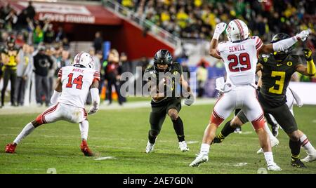 Dez 06 2019 Santa Clara, CA USA Oregon Ducks zurück laufen CJ Verdell (7) kämpft für Extrayards während der NCAA Pac 12 Fußball-Spiel zwischen Oregon Enten und die Utah Utes 37-15 gewinnen bei Levi Stadion Santa Clara, Calif. Thurman James/CSM Stockfoto