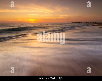 Sonnenuntergang am Strand von Trafalgar Leuchtturm, Caños de Meca, Andalusien, Spanien. Stockfoto