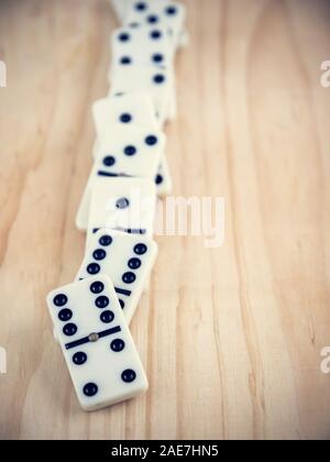 Domino auf Holztisch Stockfoto