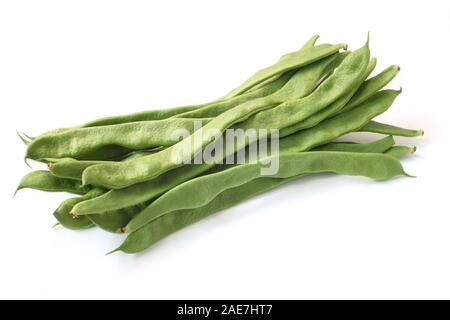 Raw Stangenbohnen isoliert auf weißem Stockfoto